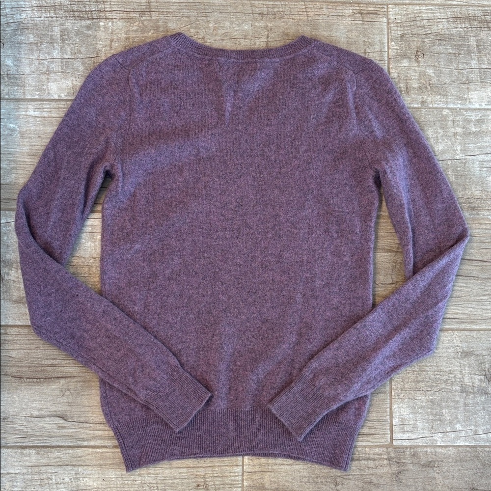 Tahari 100% cashmere V-neck sweater in a light purple/mauve color. Size S - Picture 4 of 4